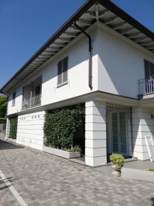 una casa blanca con techo negro en Mura Lucca, en Lucca