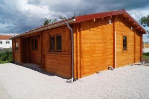 une petite cabane en bois avec un toit rouge dans l'établissement chalet audruicquois, à Audruicq