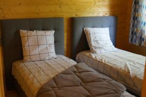 twee bedden naast elkaar in een kamer bij chalet audruicquois in Audruicq