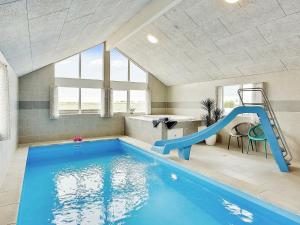 ボーゲンセにある30 person holiday home in Bogenseの家屋内の滑り台付きスイミングプール
