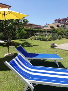 niebiesko-biały fotel i parasol w obiekcie A casa di Iole w mieście Fiumicino +37 zdjęć