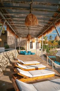 Bazén v ubytování Coral Rocks Hotel & Restaurant nebo v jeho okolí