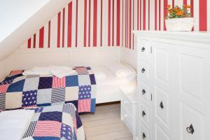 1 dormitorio con 2 camas y una pared de bandera americana en Carlotta s Beachroom, en List