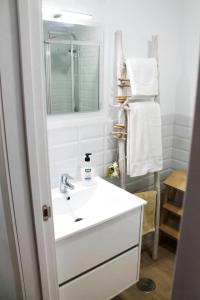 Bathroom sa VV Loft Canteras Gran Playa "by henrypole home"