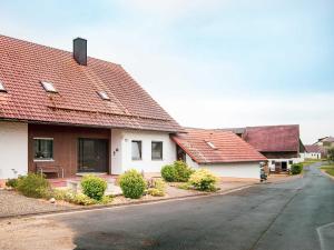 una fila de casas con techos rojos en una calle en Ennerla Hof, en Pottenstein