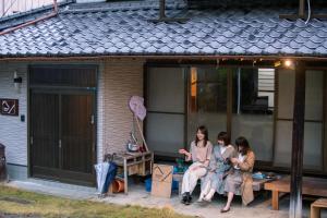 A family staying at 四国旅行のHUB拠点 古民家ゲストハウス heso camp
