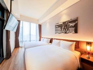 Mercure Ambassador Seoul Hongdae客房内的一张或多张床位