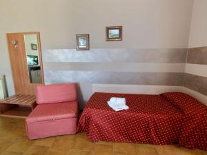Comfortable holiday home in Soiano del lago with lakeviewにあるベッド