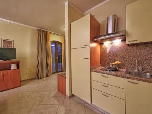 Comfortable holiday home in Soiano del lago with lakeviewにあるキッチンまたは簡易キッチン