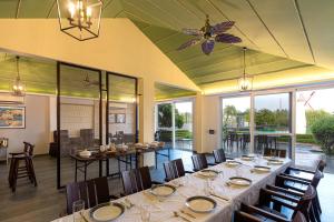 uma sala de jantar com uma mesa longa e cadeiras em Baag E Fursat - Luxurious 10BR Villa with infinity swimming pool em Kūrāli