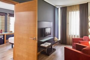 TV a/nebo společenská místnost v ubytování Hotel Silken Indautxu