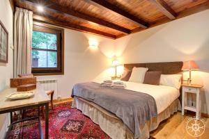 Un dormitorio con una cama grande y una ventana en VALARTIES de Alma de Nieve en Baqueira-Beret