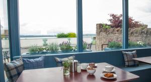 un tavolo in un ristorante con vista sull'acqua di Coorie a Dunfermline
