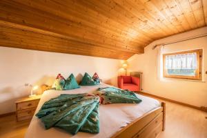 En eller flere senger på et rom på Ferienwohnung Bergblick-schlosshof
