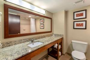 Vannituba majutusasutuses Comfort Suites Newark - Harrison