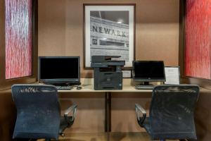 Televiisor ja/või meelelahutuskeskus majutusasutuses Comfort Suites Newark - Harrison