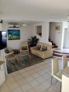 ein Wohnzimmer mit Sofa und Tisch in der Unterkunft Sea front Villa Kristina in Klorakas