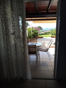 ein Tisch und Stühle auf einer Terrasse mit einem Fenster in der Unterkunft Sea front Villa Kristina in Klorakas