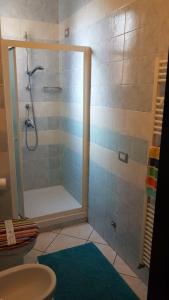 baño con ducha y puerta de cristal en BNBOOK - Green Zone Studio, en Paderno Dugnano