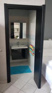 a bathroom with a sink and a mirror at BNBOOK - Green Zone Studio in Paderno Dugnano