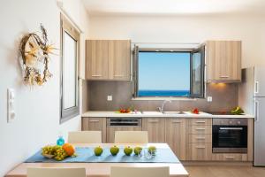 Virtuvė arba virtuvėlė apgyvendinimo įstaigoje Sea View Luxury Apartments