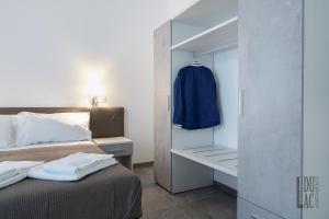 Un pat sau paturi într-o cameră la Du Lac Aparments