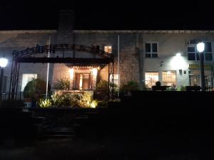 una casa por la noche con luces delante de ella en Hotel Sierra Oriente, en Guadarrama