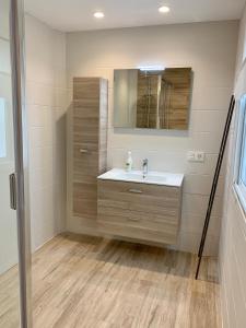 een badkamer met een wastafel en een spiegel bij Casa Carla in Arrecife