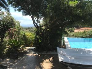 Bazén v ubytování villa Orchidee Sardegna nebo v jeho okolí