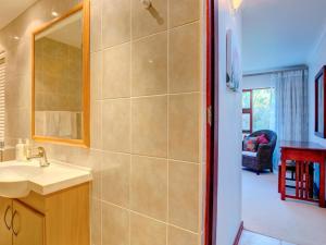 une salle de bain avec un lavabo et un miroir dans l'établissement Dune Side Retreat, à Wilderness 28 autres photos