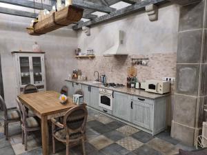 A kitchen or kitchenette at Resident Wellness Vendégház Békéscsaba