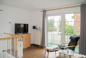 Una televisión o centro de entretenimiento en Ferienappartement mit Seeblick und Balkon
