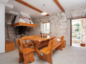 une salle à manger avec une table et des bancs en bois dans l'établissement Luxury villa Lovely maiden near Vela Luka, pool, à Vela Luka