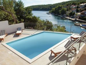- une piscine sur un balcon avec vue sur l'eau dans l'établissement Luxury villa Lovely maiden near Vela Luka, pool, à Vela Luka