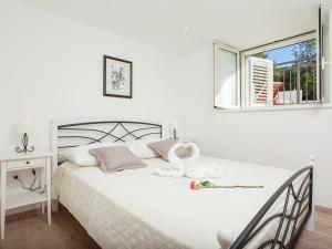 une chambre avec un lit blanc avec une fenêtre dans l'établissement Luxury villa Lovely maiden near Vela Luka, pool, à Vela Luka