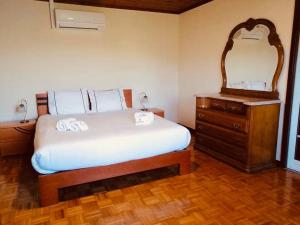 Кровать или кровати в номере Casas do Bau