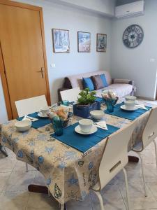 NEW PANORAMA في ريبوستو: طاولة طعام عليها قطعة قماش من الطاولة الزرقاء