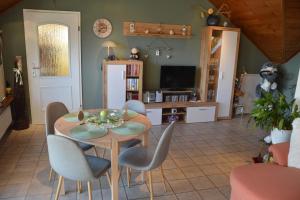 a dining room with a table and chairs at Ferienwohnung Auszeit Waxweiler in Waxweiler