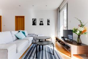 プラハにあるTeichmann Premium Apartmentsのリビングルーム(白いソファ、テレビ付)