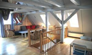 een woonkamer met een trap en een tafel en stoelen bij Brezelhaus in Tangermünde