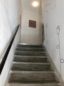 una escalera en un edificio con escalones de hormigón en VITERBO ART APARTMENTS en Viterbo