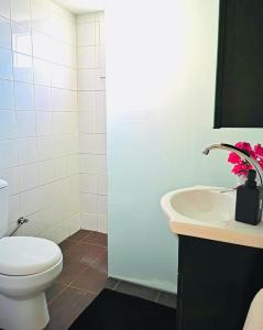 La salle de bains est pourvue de toilettes et d'un lavabo. dans l'établissement Kareem flat, à Larnaka