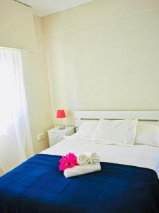 - une chambre avec un lit, 2 serviettes et 2 plaques de cuisson dans l'établissement Kareem flat, à Larnaka