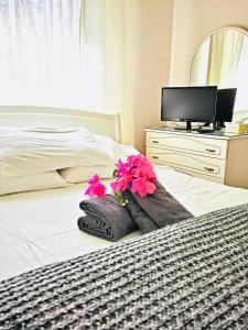 - une chambre avec un lit fleuri dans l'établissement Kareem flat, à Larnaka