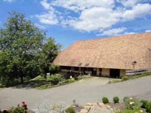 un granero grande con techo de baldosa en Urlaub im Herrenholz, en Zell am Harmersbach