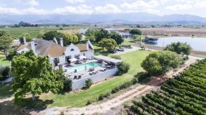 una vista aérea de una casa con piscina en Excelsior Manor Guesthouse, en Ashton