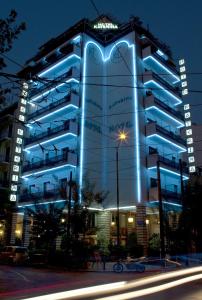 un edificio con luces azules en el lateral. en Hotel Katerina, en Atenas