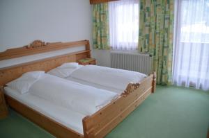 Ein Bett oder Betten in einem Zimmer der Unterkunft Pension Kirchbrugger