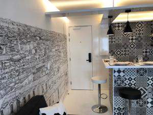 una cucina con parete in bianco e nero di Appartement Hainaut Paris XIXème- Tout Equipé! a Parigi