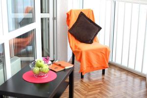エカテリンブルクにあるAllianceapart на Московскойのオレンジの椅子、テーブル(フルーツボウル付)
